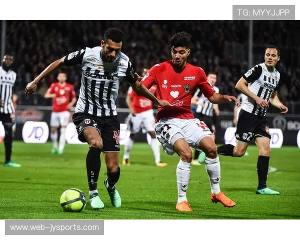 法甲头部球队商业开发差距缩小，中小俱乐部经营压力增大