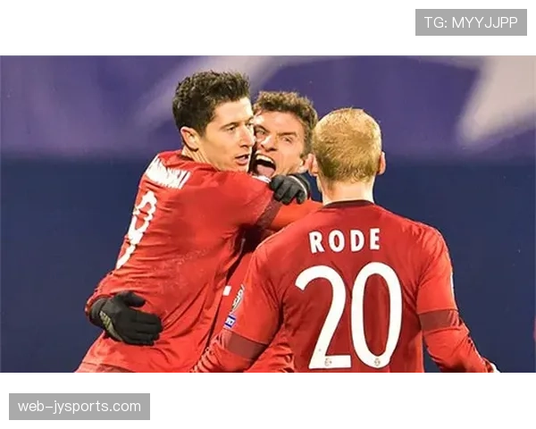 特写：赛季收官战终场哨响，里尔全队围拢主帅庆祝欧冠席位